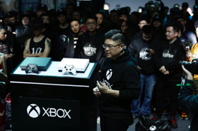 Xbox One X 冰雪白及渐变金特别版昨日正式开售 (新闻 Xbox One X)
